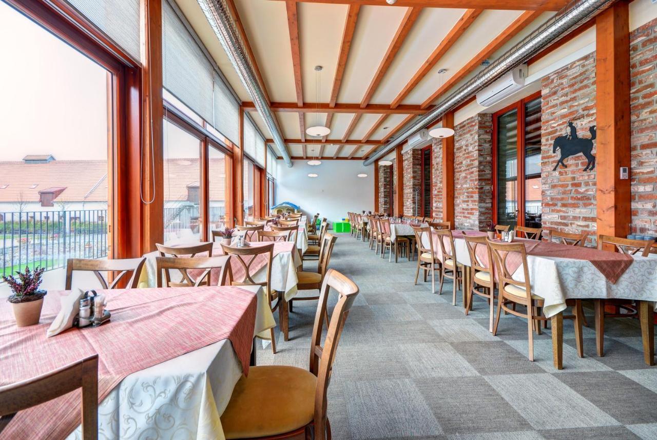Vladislav Hotel Zamek Valec المظهر الخارجي الصورة